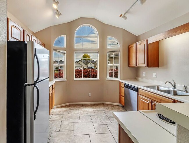 Building Photo - 3 bedroom home with fenced yard and garage...