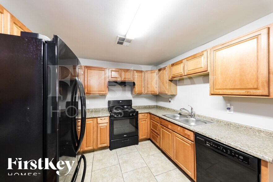 Building Photo - 2118 W Montebello Ave