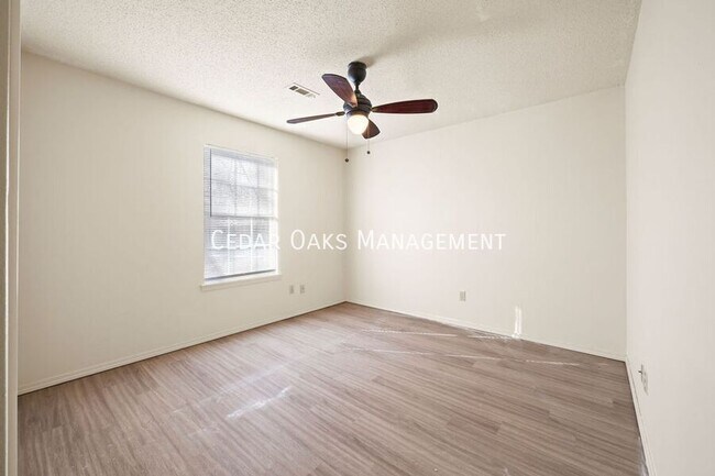 Building Photo - 5908 Sara St