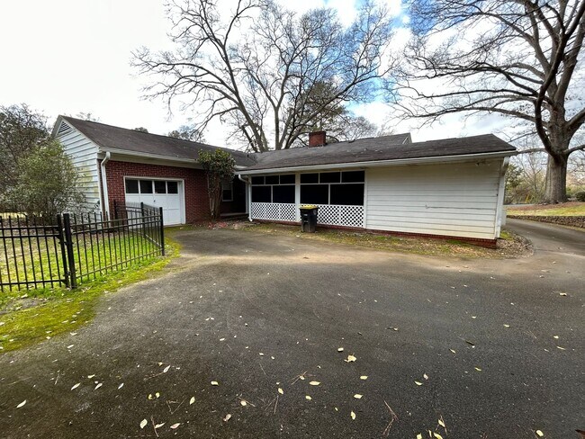 Building Photo - Charming 3/2 House in College Heights- $2,250