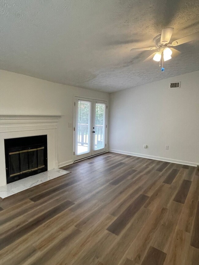 Building Photo - Beautifully renovated 3/2 off of Newton Br...