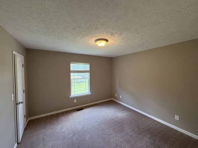 Building Photo - 1009 Halverson Dr