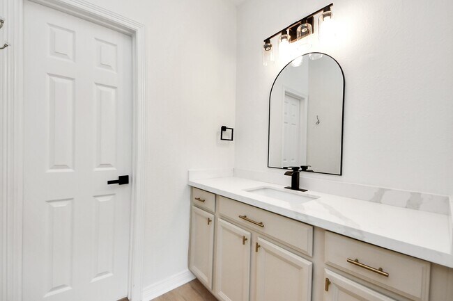 Building Photo - 527 Little River Ct