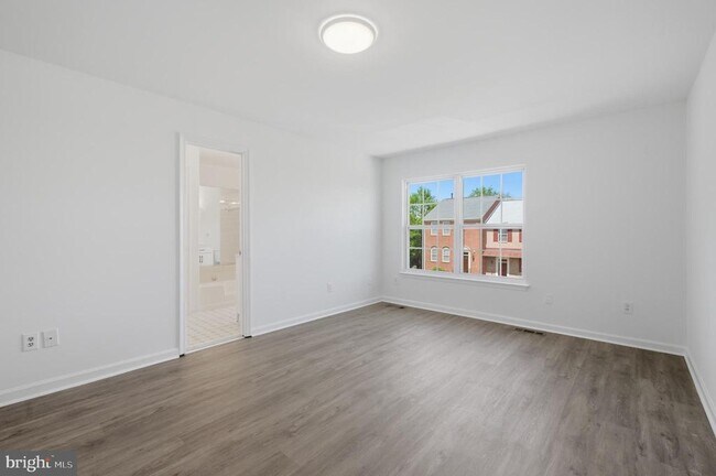Building Photo - 46601 Carriage Ct