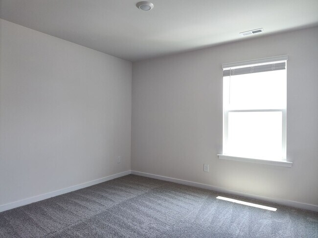 Building Photo - Beautiful home located in the Hamilton Woo...