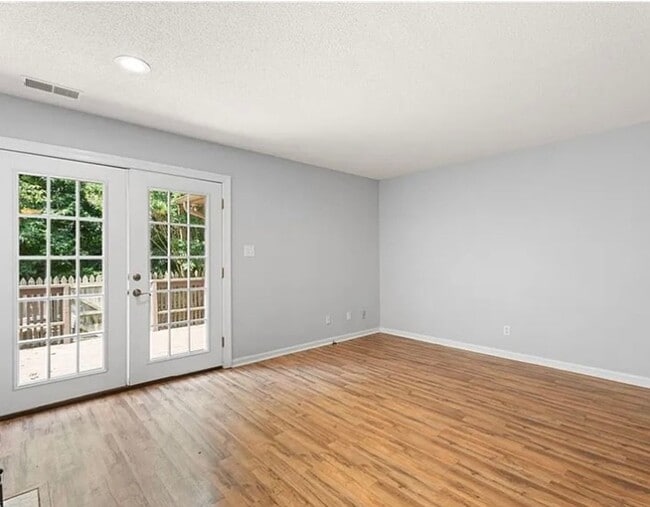 Building Photo - Renovated luxury townhome Greens Crossing,...