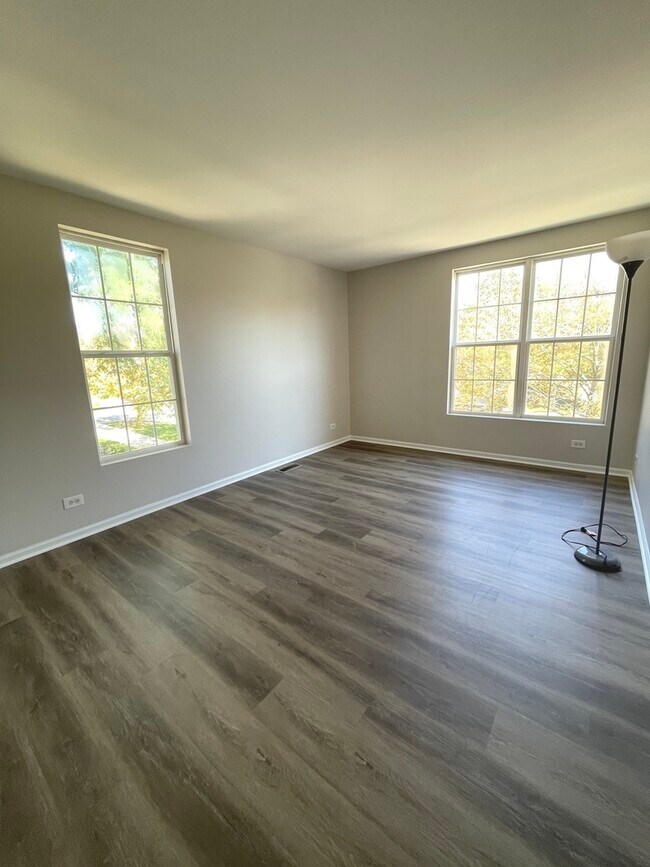 Building Photo - 1069 Symphony Dr