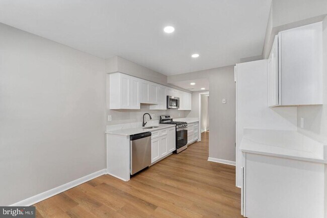 Building Photo - 14843 Emberdale Dr