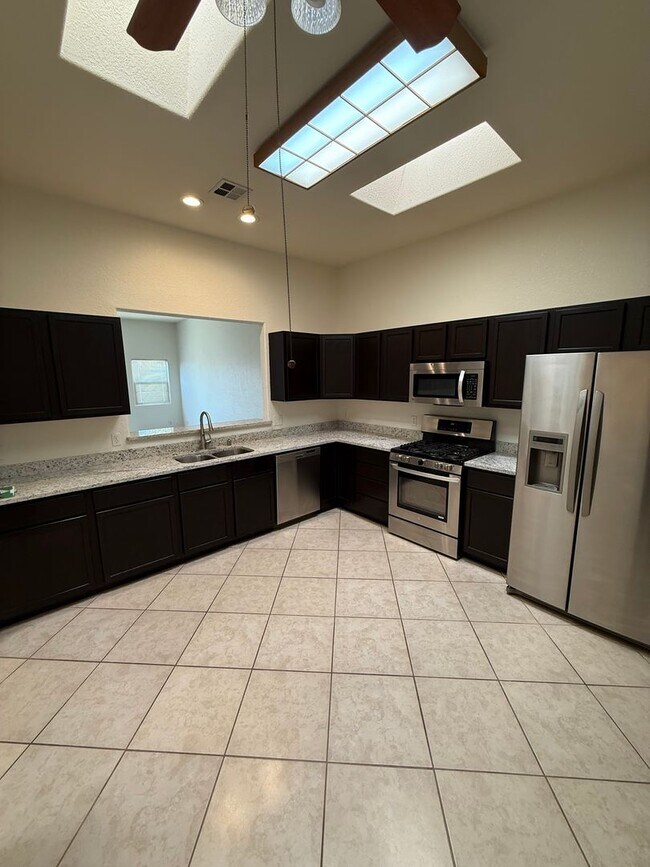 Building Photo - Beautiful 2 Bedroom/2 Bath W/ Office