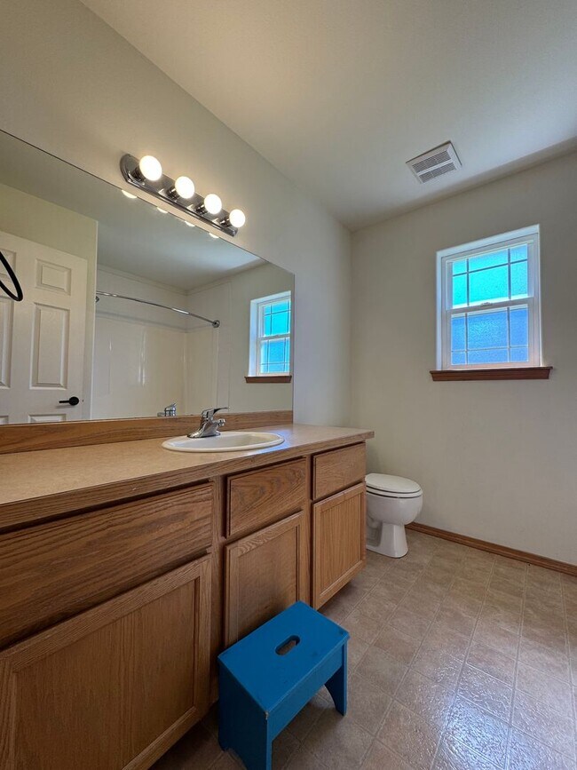 Building Photo - Expansive & Modern 4-Bedroom Home for Rent
