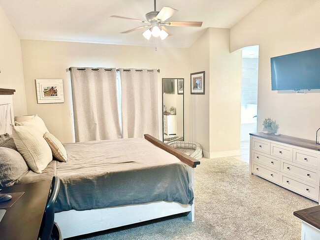 Building Photo - Updated North Fresno 3/2