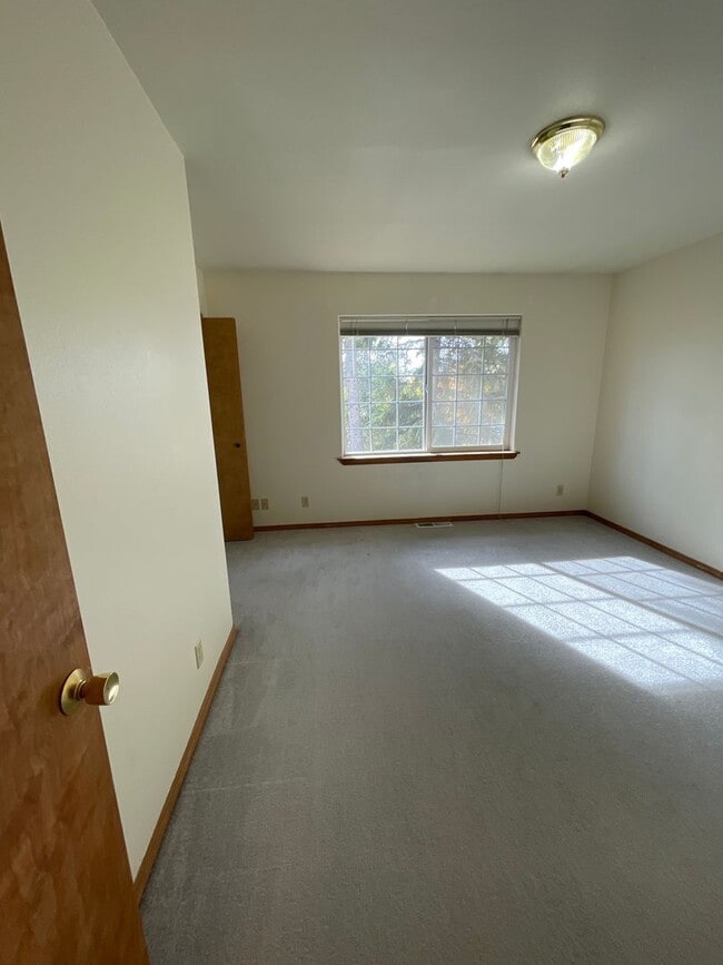 Building Photo - 573 7th St