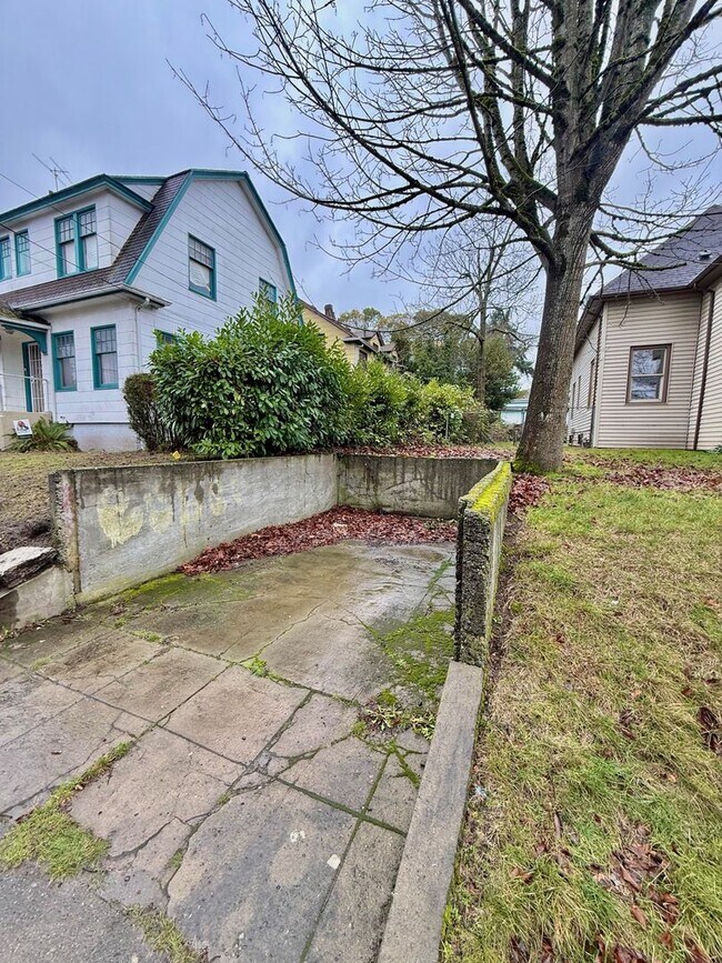 Building Photo - Charming 5-Bedroom Central District Home