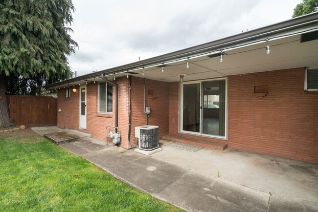 Building Photo - $500 move-in incentive! Awesome 3-bdrm/2-bath duplex in heart of Hillsboro—Laundry hook ups, atta...