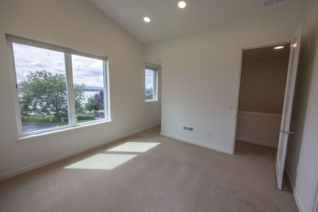 Building Photo - 1716 SE Columbia River Dr