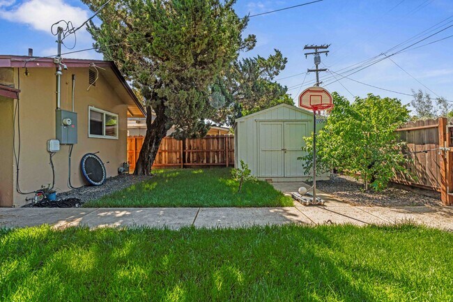 Building Photo - 1825 College Ave