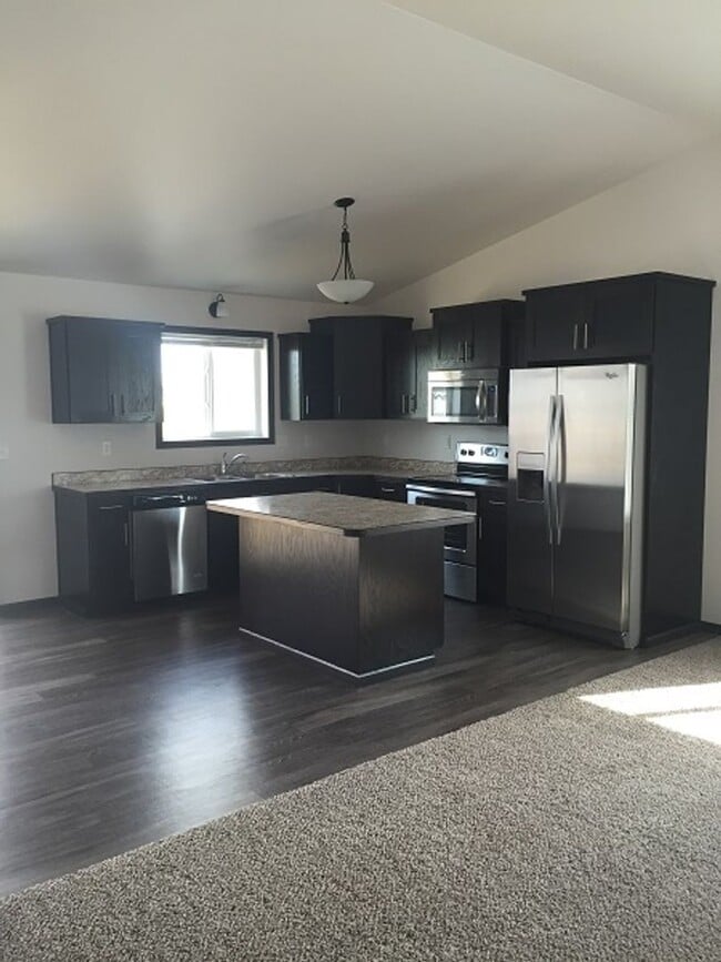 Building Photo - 4 Bed 3 Bath Single Family Home