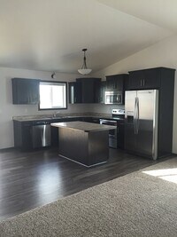Building Photo - 4 Bed 3 Bath Single Family Home