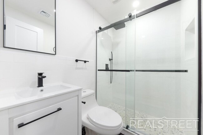 Building Photo - Stunning Brand New 2 Bed Duplex with Backy...