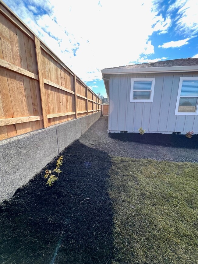 Building Photo - 3021 NW Mount Thielsen Dr