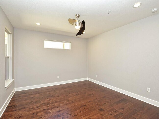 Building Photo - 1130 Lott Ave