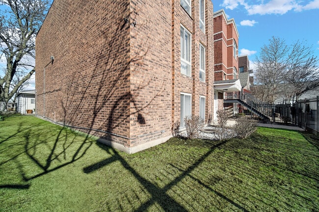 Building Photo - 2654 W 12th Pl