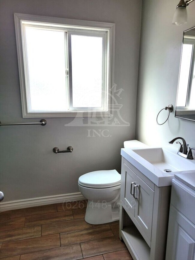 Building Photo - Charming 3 Bedroom Home Available in Oakmo...