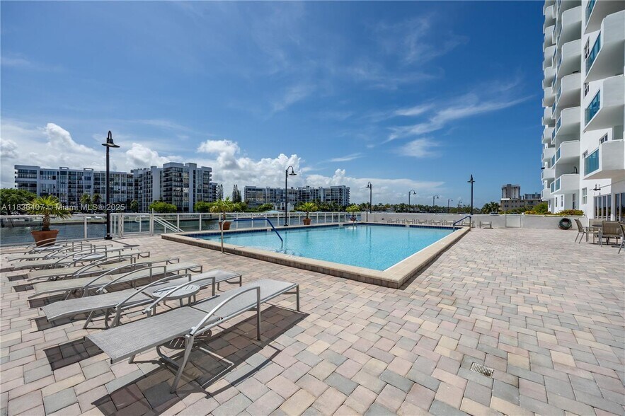 Building Photo - 3000 S Ocean Dr