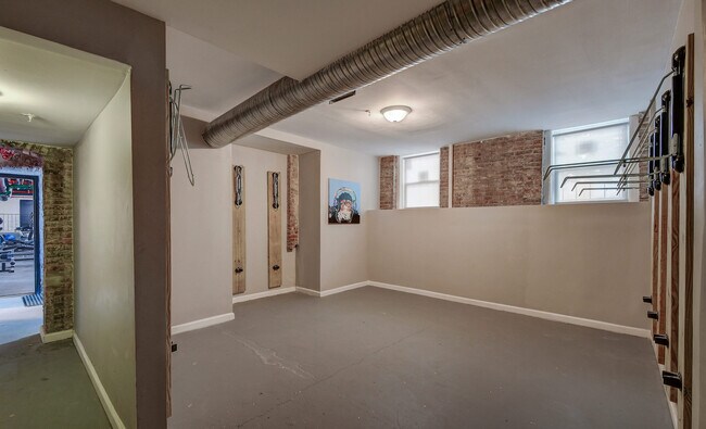 Building Photo - 231 E North Ave