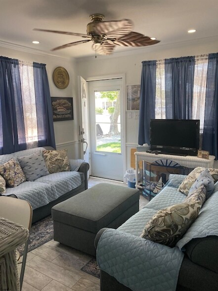 Building Photo - 101 E Cresse Ave