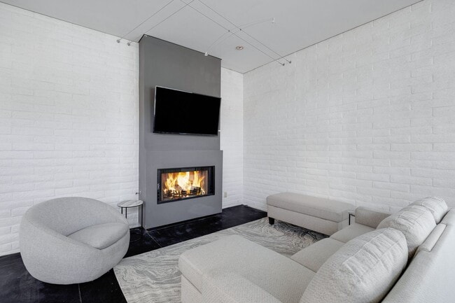 Building Photo - Mid-century modern home in Arcadia with pr...