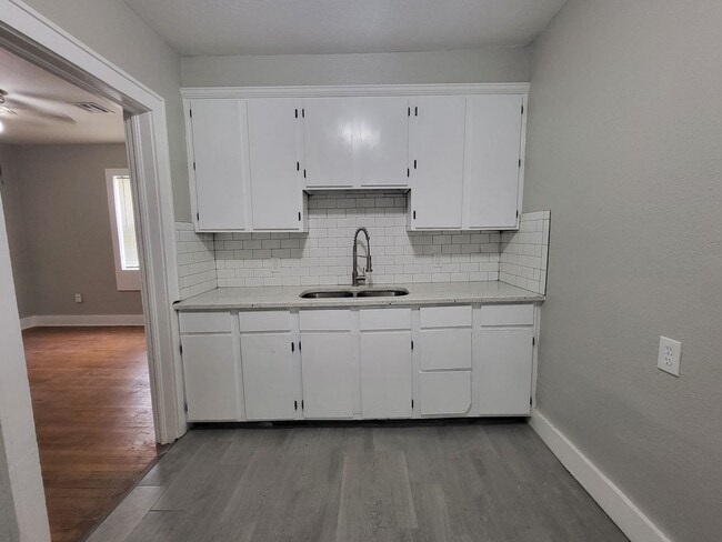 Building Photo - Remodeled 1 bedroom 1 bathroom duplex hous...