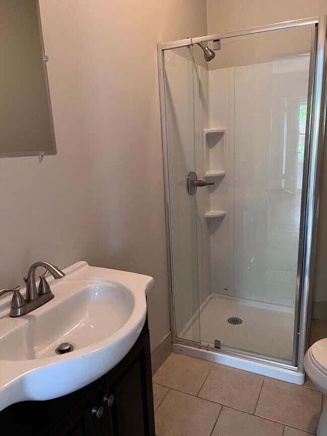 Building Photo - 3 Bedroom / 2 Bathroom House in Glen Iris