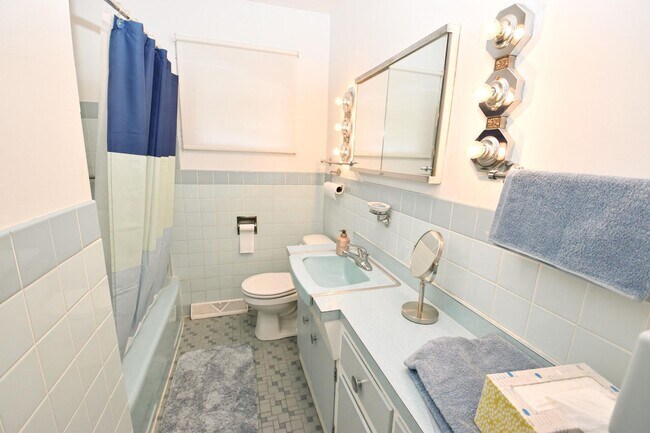 Building Photo - Furnished or unfurnished 4 bedroom 3 full bath home near the University of Notre Dame.