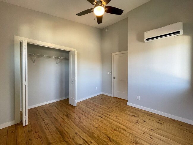 Building Photo - Beautiful Compact Cottage in South Asheville