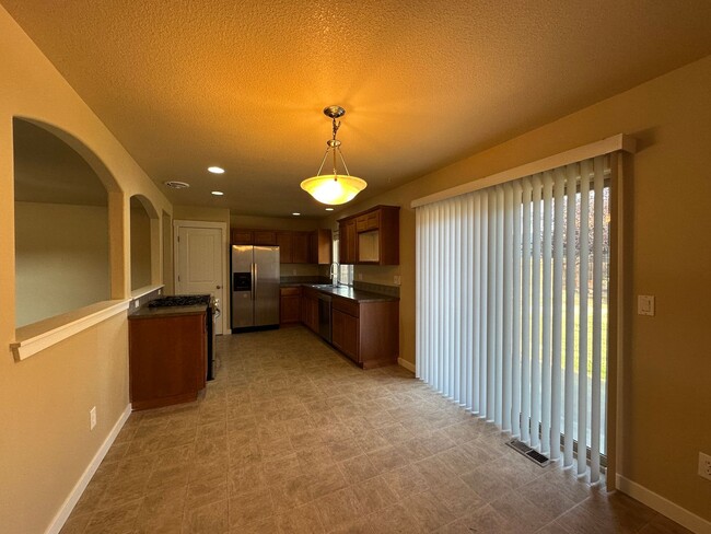 Building Photo - MOVE IN SPECIAL!  Remodeled 3 Bedroom / 2.5 Bathroom Home Southwest Redmond