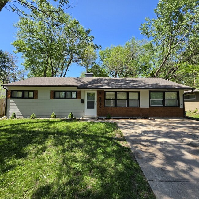 Building Photo - Beautiful 4 bedrooms and 2 full baths home located on E 113th St in Kansas City, MO