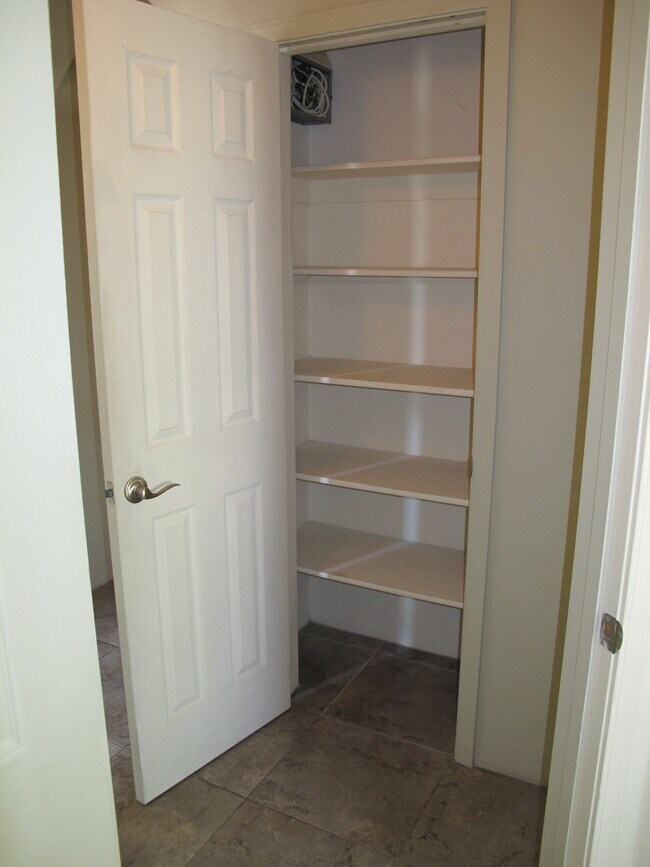 Building Photo - 1305 E Linden St