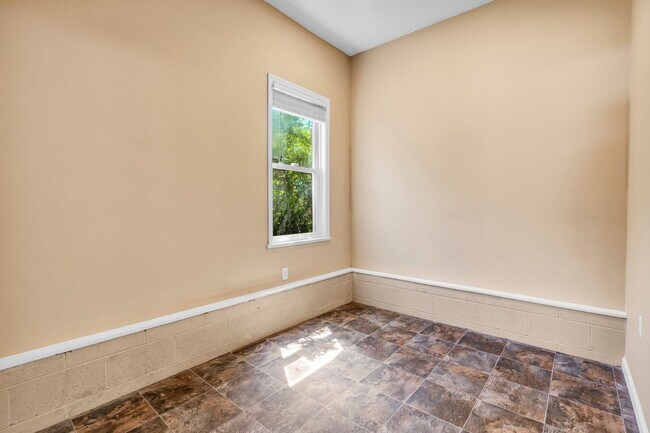 Building Photo - Beautiful Red Bank Home!