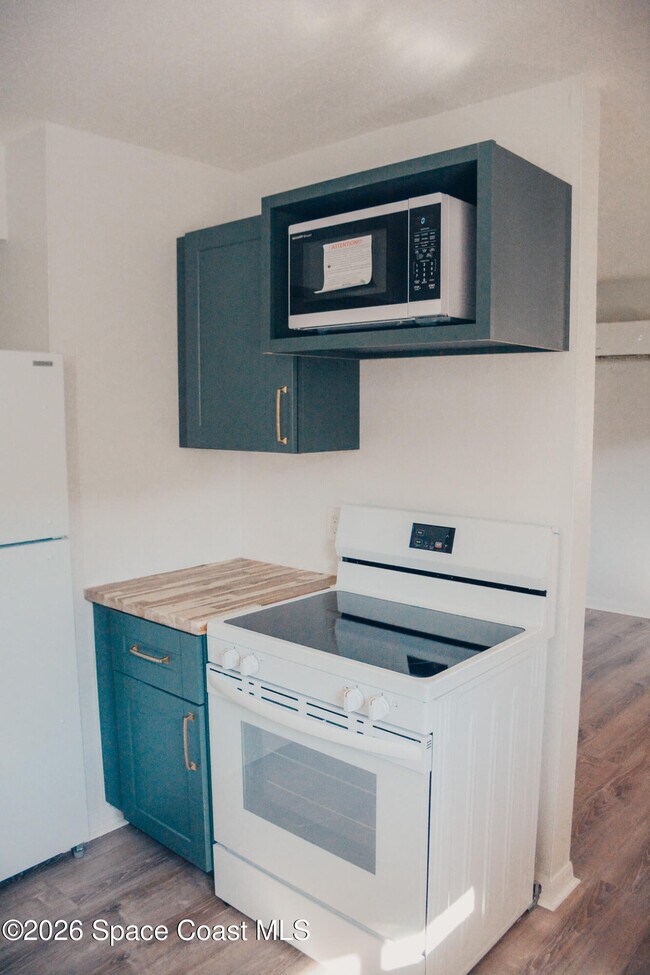 Building Photo - 211 Circle Dr