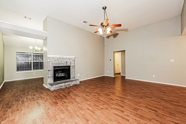 Building Photo - 208 Vines Dr