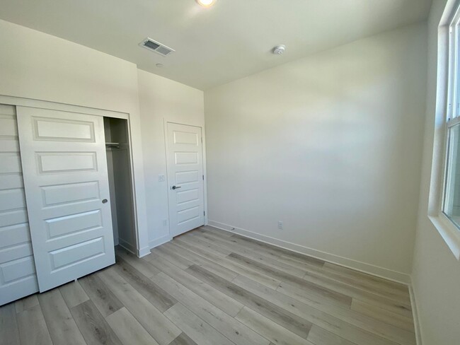 Building Photo - Luxury 3 br townhome Save up to $350 Each ...