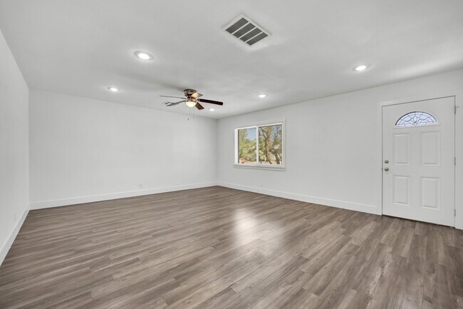 Building Photo - 1050 E Hassett Ave