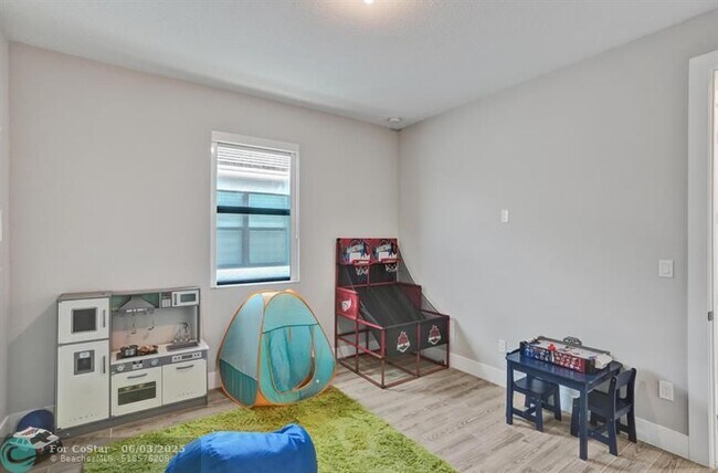 Building Photo - 2622 NW 87th Ter