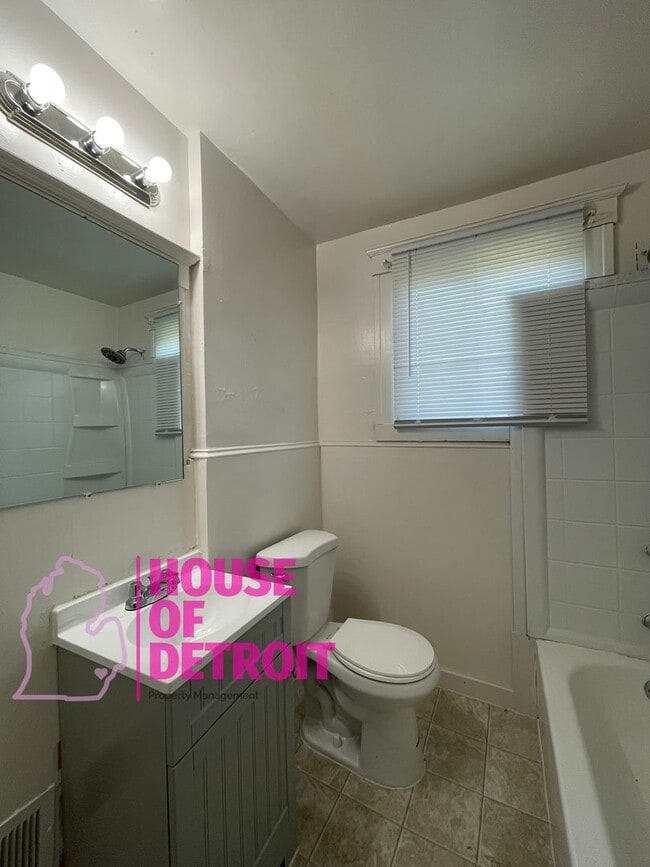 Building Photo - 3 BEDROOM 1 BATH FREE PRE-SCREEN