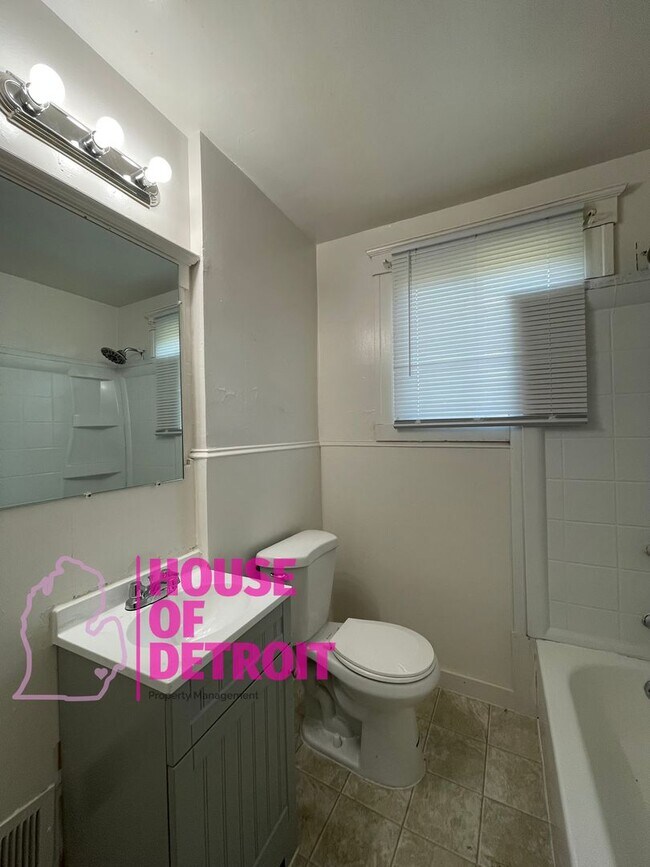Building Photo - Summer Special~ 3 BEDROOM 1 BATH FREE PRE-...