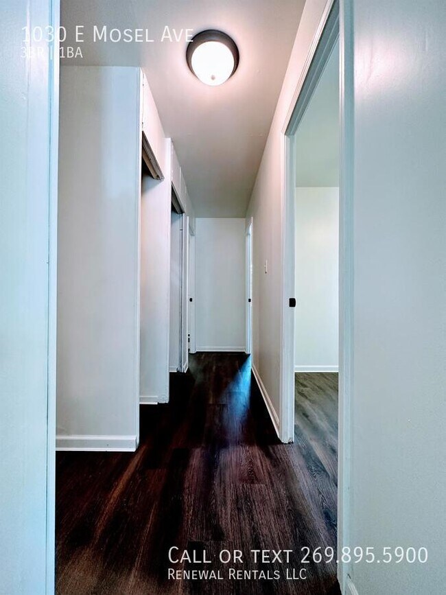 Building Photo - 1030 E Mosel Ave