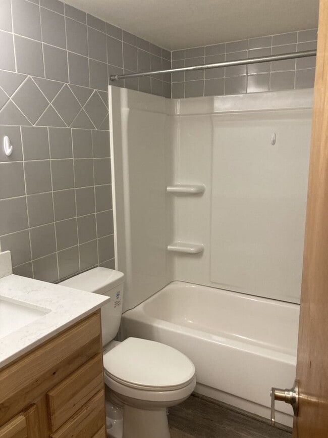 Building Photo - Lovely 2BR/1BA with large kitchen! Laundry...
