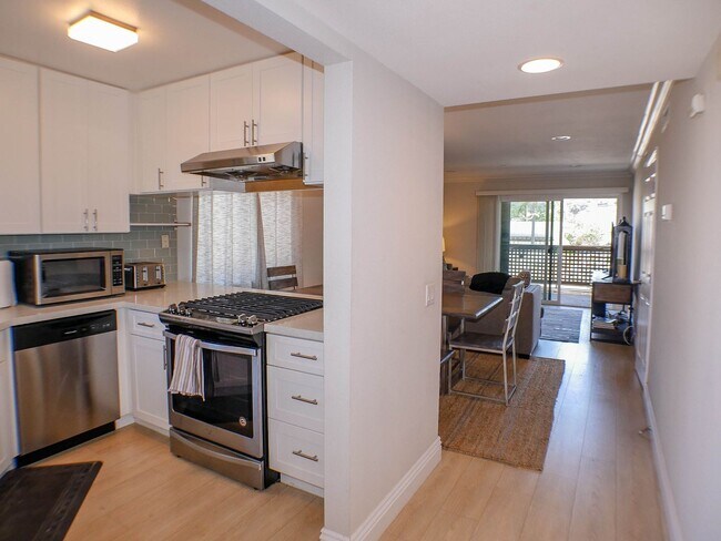Building Photo - RARE Offering 2BD/2BA - Condo of secured building in highly sought after Boutique Bella Capri bui...