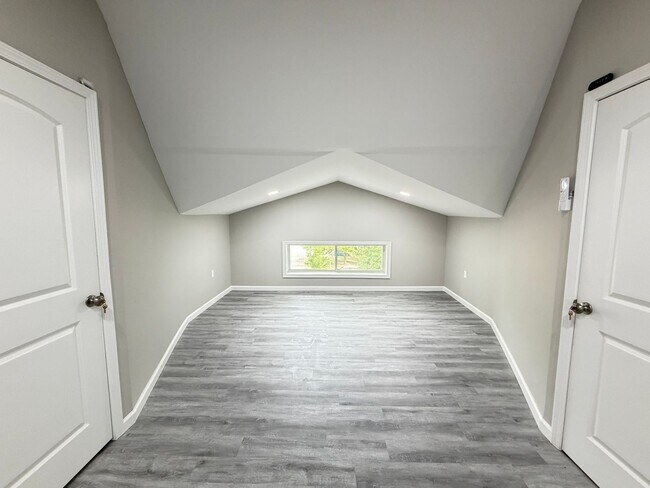 Building Photo - Huge 4 Bed and 2.5 Bath Home!